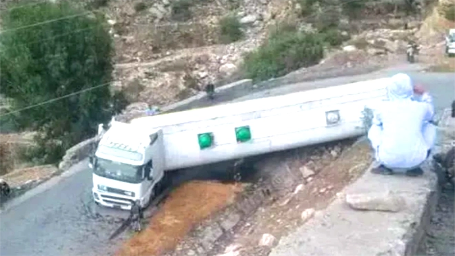 لحج.. شلل مروري كامل في نقيل ظمران جراء جنوح شاحنة